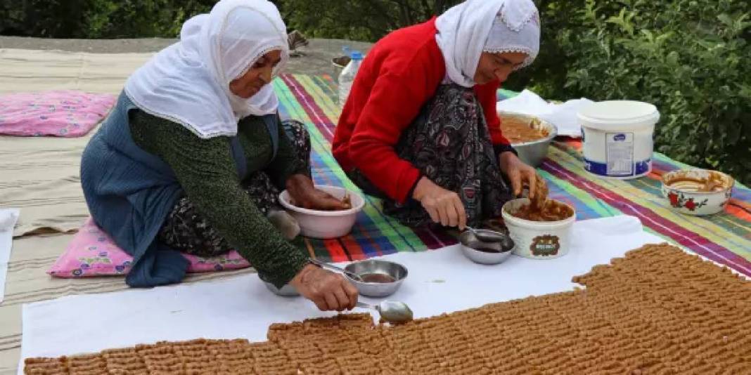 Yazın zahmetle yapılsa da kışın afiyetle yeniyor: Tek bir mahalleden başka yerde bulunmuyor 2